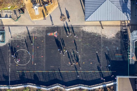 Aerial photo, primary school, Robert-Bonnermann-Schule, schoolyard with playing children, Herdecke,