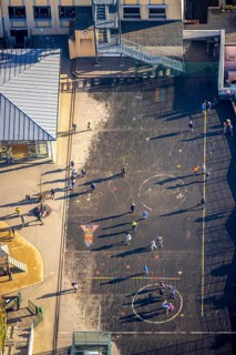 Aerial photo, primary school, Robert-Bonnermann-Schule, schoolyard with playing children, Herdecke,