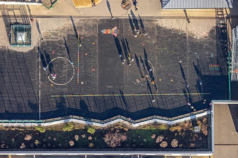Aerial photo, primary school, Robert-Bonnermann-Schule, schoolyard with playing children, Herdecke,