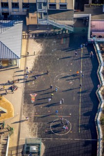 Aerial photo, primary school, Robert-Bonnermann-Schule, schoolyard with playing children, Herdecke,