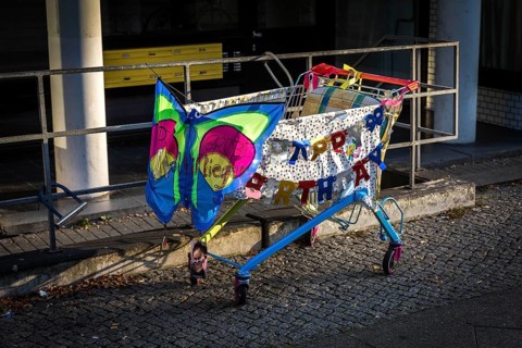 DEU Germany Germany Berlin A shopping trolley decorated for a birthday is parked on Potsdamer