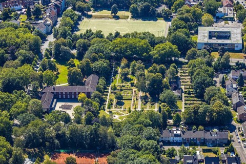 Aerial photograph, Eickeler Park primary school, Hans-Tilkowski-Schule, Wanne Süd cemetery,