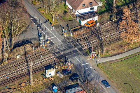 Aerial view, Wielandstraße level crossing, gated level crossing, Wiescherhöfen, Hamm, Ruhr area,