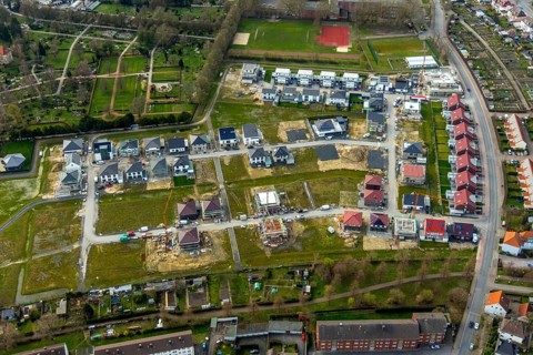 Aerial view, housing estate development area Auf dem Beisenkamp, Eschenallee, sports field