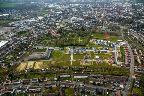 Aerial view, housing estate development area Auf dem Beisenkamp, Eschenallee, sports field
