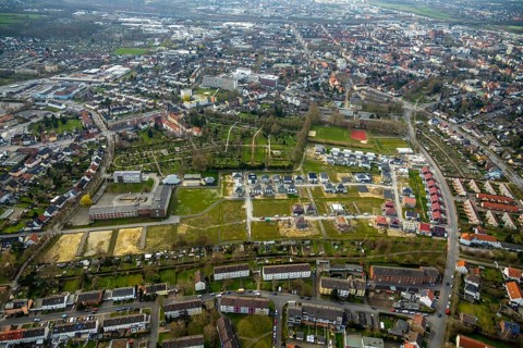 Aerial view, housing estate development area Auf dem Beisenkamp, Eschenallee, sports field