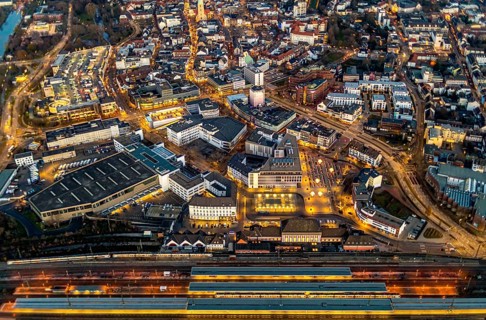 Aerial view, overview of Hamm at night, technical town hall, station forecourt, Alleecenter ECE,