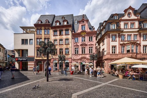Bäckerei Brot Bassing - sourdough bakery, pizzeria Pizza Hut, system catering, row of houses,