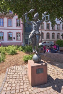 Bajazz with the lantern, metal sculpture, sculptor Inge Blum, paving stone walkway, historic