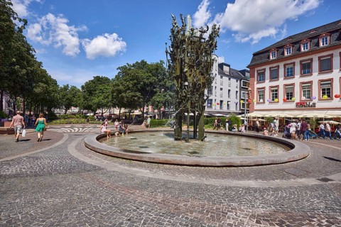 Cafe Extrablatt, carnival fountain, fountain with bronze sculptures, sculptor Blasius Spreng,