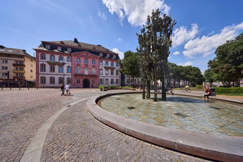 Shrove Tuesday fountain, fountain with bronze sculptures, sculptor Blasius Spreng, architect Helmut