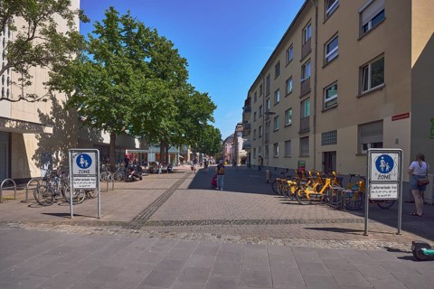 Pedestrian zone, traffic sign pedestrian zone, additional sign free delivery traffic, residential