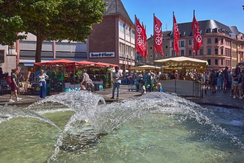 Höfchenbrunnen, fountains, flagpoles, Mainz flag, city coat of arms, pedestrian zone, general