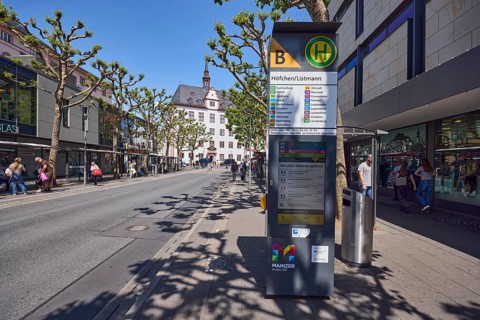 Mainz Höfchen Listmann bus stop, bus platform B, commercial building, general architecture, trees,