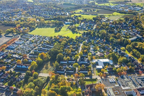 Aerial view, row house residential area Fasanenstraße and Am Huckenholz with meadow area, Uentrop,