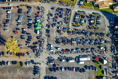 Aerial view, flea market flea market in the parking lot Zentralhallen Ökonomierat-Peitzmeier-Platz,