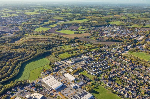 Aerial view, Herringen Park Cemetery and Hamm Crematorium GmbH, Humbert heap and autumn trees,