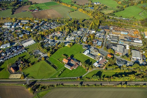 Aerial view, courtyard in a meadow, Gerhard Schnübbe farm, Baumhofstraße, Pelcum district, Hamm,