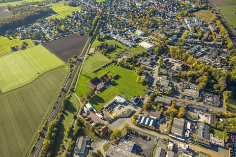 Aerial view, courtyard in a meadow, Gerhard Schnübbe farm, Baumhofstraße, residential area of the