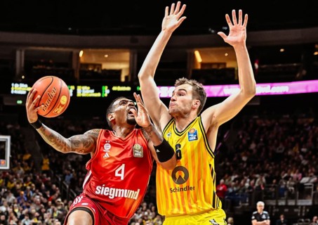 Basketball BBL Bundesliga, Alba Berlin, FC Bayern Munich Basketball v.l. Xavier Rathan Mayes (FC