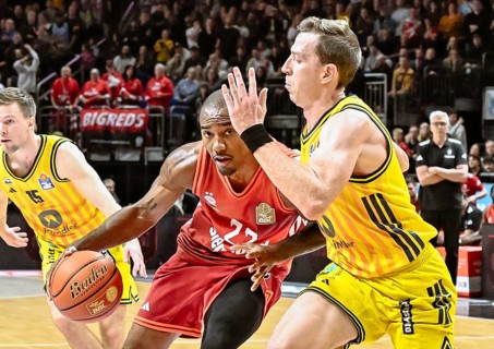 Basketball BBL Bundesliga, Alba Berlin - FC Bayern Munich Basketball from left Isiaha Mike (FC