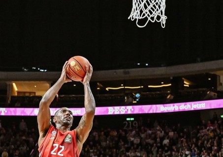 Basketball BBL Bundesliga, Alba Berlin, FC Bayern Munich Basketball v.l. Isiaha Mike (FC Bayern