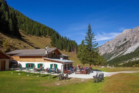 Alpine inn Pinnisalm in autumn, Pinnistal, Neustift im Stubai Valley, Stubai Valley, Tyrol, Austria