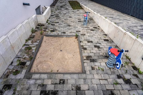 Playground at a multi-family residential building in Bochum, small sandpit, 2 spring seesaw toys,