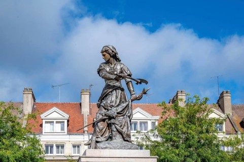 Statue of Jeanne Hachette, made by Gabriel-Vital Dubray (1813—1892), who liberated the city in