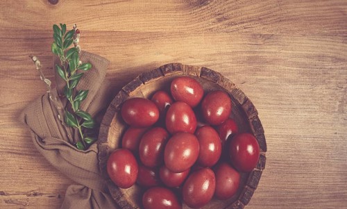 Painted eggs in a wooden bowl, red, painted madder dye, powder from the roots of endro, with onion