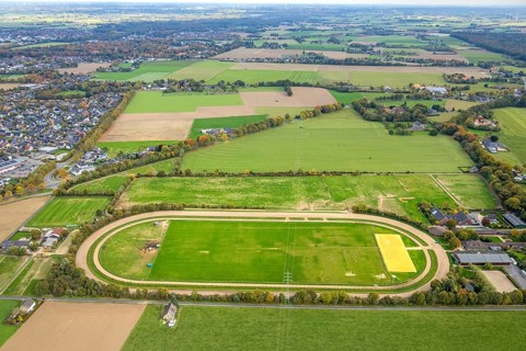 Aerial view, racecourse and meadows and fields with distant view, Rodenwalder Weg, Weißes Tor,