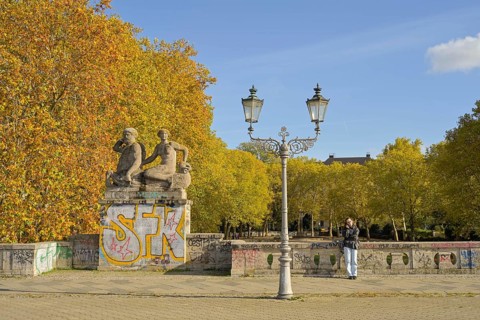 Autumn in Rudolph Wilde Park, Volkspark Schöneberg, sculpture on the Carl Zuckmayer Bridge,