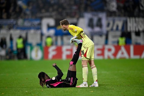 Goalkeeper Daniel Peretz Hamburger SV HSV (26) helps Jordan Torunarigha Hamburger SV HSV (25) with