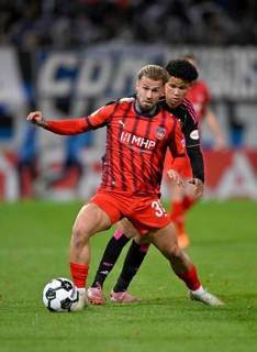 Duel, action Niklas Dorsch 1. FC Heidenheim 1846 FCH (30) against Alexander Rossing-Lelesiit