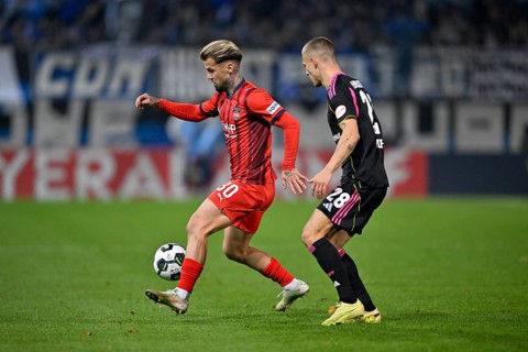 Duel, action Niklas Dorsch 1. FC Heidenheim 1846 FCH (30) against Miro Muheim Hamburger SV HSV (28)
