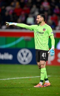 Goalkeeper Kevin Müller 1. FC Heidenheim 1846 FCH (01) gesture gesture DFB-Pokal, Voith-Arena,