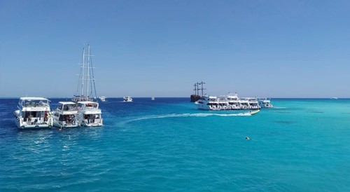 The snow-white yachts arrived as part of the Egyptian Maldives excursion tour, dropping off