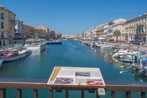 The Canal de Sete, formerly Canal Royal, stretches between the historic house facades, with an