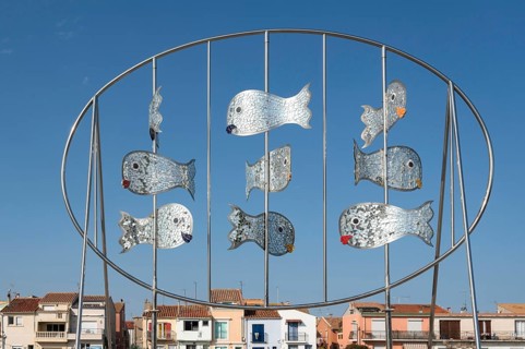 The modern metal sculpture Les Daurades Miroirs by Dominique Dore on the Plage de la Lagette shows