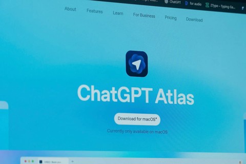 Website showcasing ChatGPT Atlas with a download option for macOS