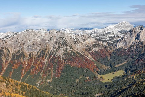 Autumn atmosphere, snow on mountain peaks, autumn foliage, Hochschwab massif, in the Gsollalm