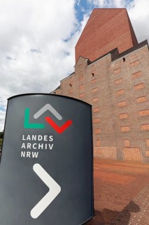 Landesarchiv North Rhine-Westphalia, pillar with logo in front of the building, former granary,