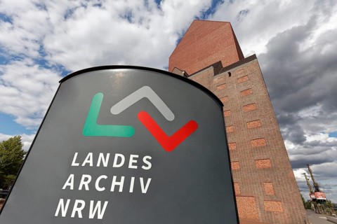 Landesarchiv North Rhine-Westphalia, pillar with logo in front of the building, former granary,