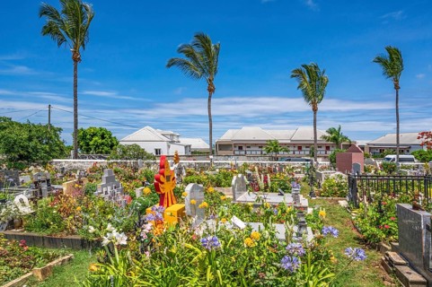 The flowery, multi-religious cemetery of Saint-Gilles-les-Hauts, with colorful graves and a Hindu