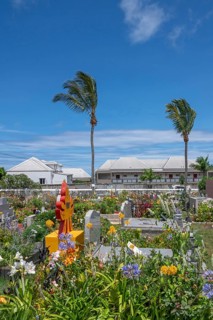 The flowery, multi-religious cemetery of Saint-Gilles-les-Hauts, with colorful graves and a Hindu