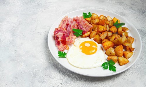 Polish breakfast, fried potatoes, with egg and bacon, homemade, no people, breakfast
