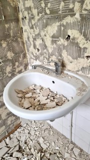 Demolition and dismantling, renovation of the bathroom. In the picture, sink and tiles. Horn-Bad