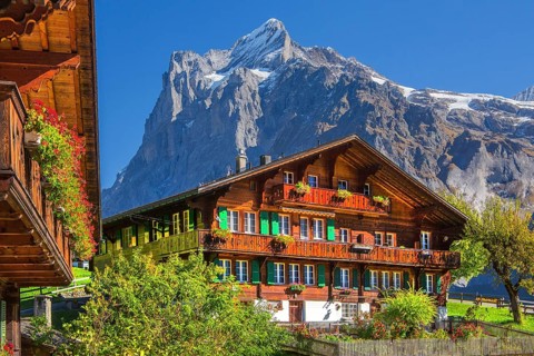 Typical Oberland farmhouses with Wetterhorn 3690m in autumn, Grindelwald, Lütschinental, Bernese