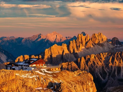 Alpenglühen, Rifugio Lagazuoi and rugged Dolomite peaks in the evening light, Dolomites, Alps,