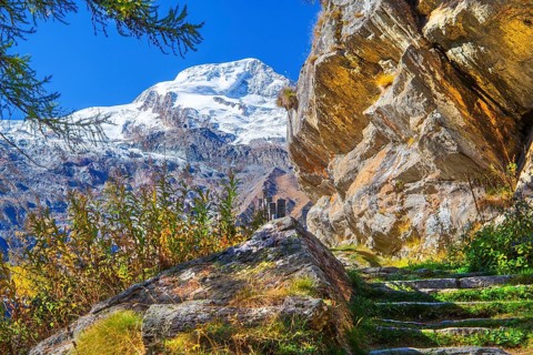 Historic chapel trail with Alphubel 4206m in autumn, Saas-Fee, Saasertal, Valais, Switzerland